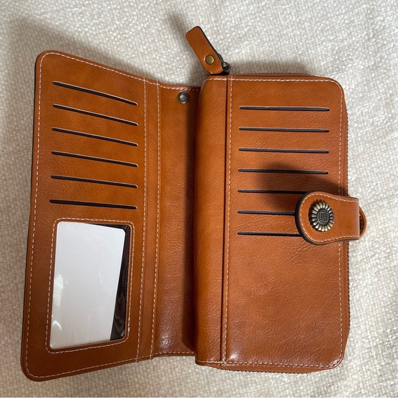 Beautiful woman brown/camel color wallet new without tag - Picture 7 of 10